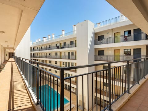Sky, Window, Building, Fence, Urban Design, Neighbourhood, Condominium, Material Property, Residential Area, Facade