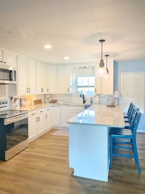 Kitchen w/ 4 Barstools