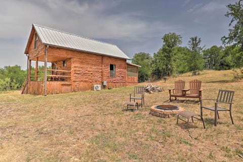 Thorndale Vacation Rental | 1BR | 1BA | Stairs to Access | 600 Sq Ft