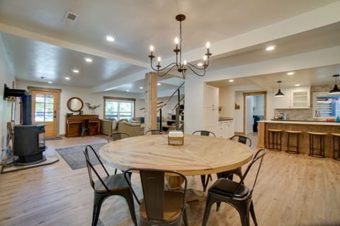 Dining Area | Dishware & Flatware Provided