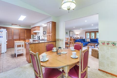 Breakfast Table | Keurig Coffee Maker w/ Serving Station