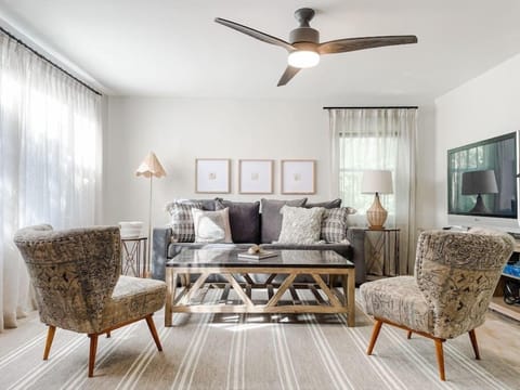 Relaxing living room w/ sleeper sofa