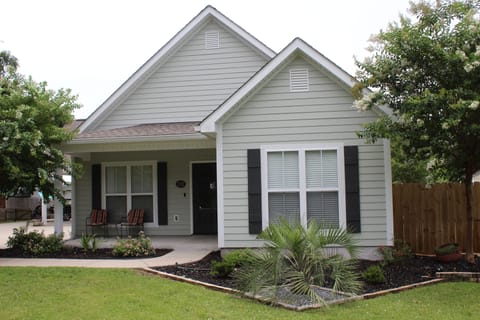 Custom 3 bedroom, 2 bath home.  Short walk to the beach or downtown Long Beach