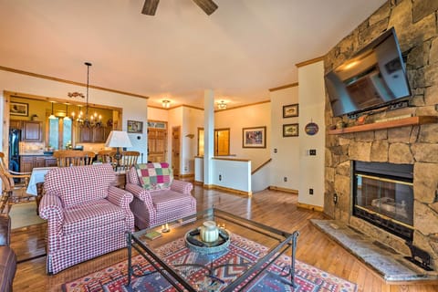 Living Room | Free WiFi | Smart TV w/ Cable | Central A/C