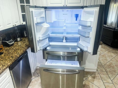 ✨Brand New Samsung Refrigerator (Installed 6/5/2025) We have 2 of these!
Enjoy chilled refreshments anytime w/ the built-in ice maker, filtered water, ice dispenser. Deep freezer storage, smart cooling make it perfect for extended stays family meals!