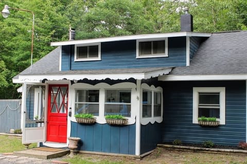 Welcome to the Pentwater Cottage, your home-away-from-home!