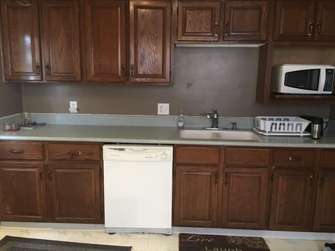 Kitchen countertop, dishwasher