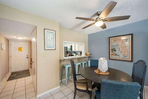 Dining Area and Breakfast Bar