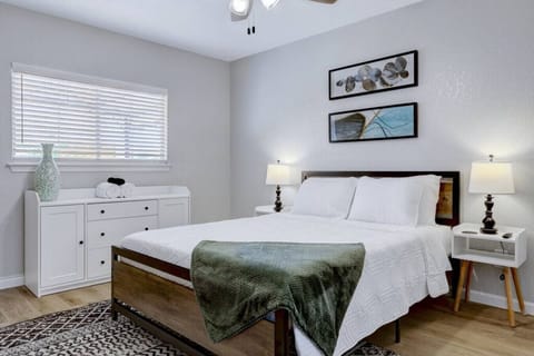 Bedroom 1 Queen