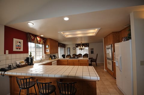 Floor, Flooring, Indoors, Furniture, Living Room