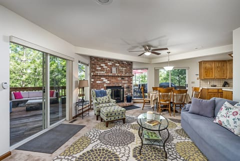 Home Decor, Furniture, Indoors, Living Room, Coffee Table