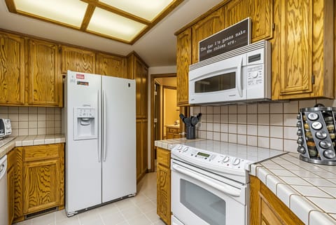 Indoors, Appliance, Microwave, Oven, Refrigerator