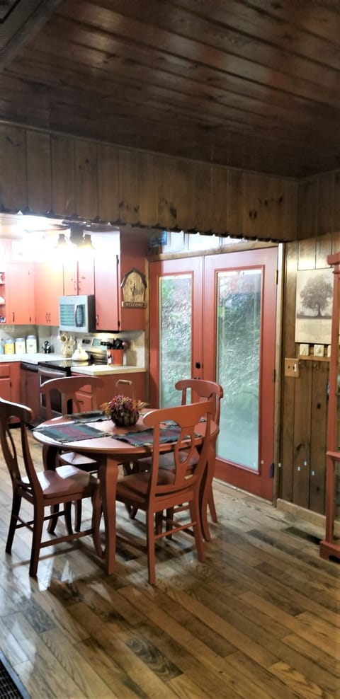 There are no steps from the dining/kitchen door to the firepit & grill area 
