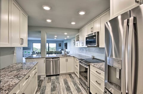 Full Kitchen w/gorgeous granite countertops and tile flooring
