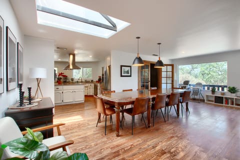 Open Concept Kitchen to Dining Room!