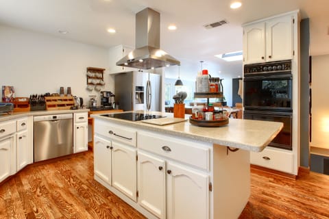 Large Kitchen | Gather around the island!