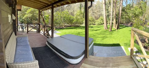 Private hot tub & private garden backing on to Ringwood Forest