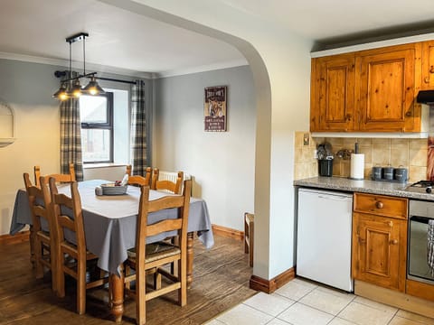 Kitchen/diner | Tom Wragg Suite - Burton Manor Farm, Bakewell