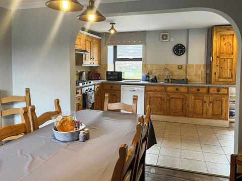 Kitchen/diner | Tom Wragg Suite - Burton Manor Farm, Bakewell