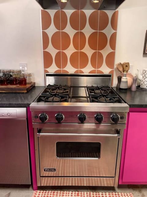 Full kitchen with Viking Range