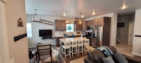 Main Floor - seating for 4 at counter 