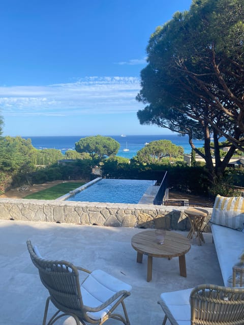 There is a sitting group with a view over the pool and the sea.