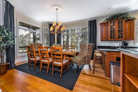 The dining room and bar easily accommodates 20 people