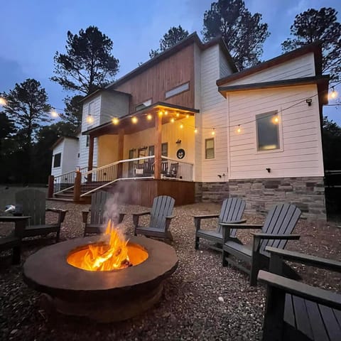 Large cabin with a cozy, warm feel