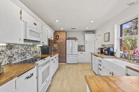 Daytona Beach Oceanfront Pet Friendly Airbnb Kitchen