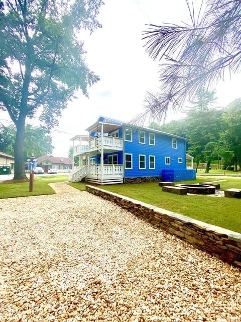 Blue Harmony’s parking space 3 to 4 cars. 