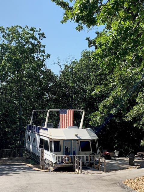 Yachta Fun Houseboat Cabin