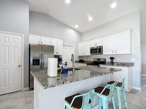 Well stocked kitchen: great for preparing delicious meals 