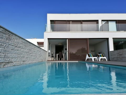 Piscina e vista geral exterior