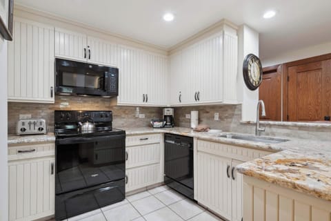 charter-e150-2653_54462589569_o