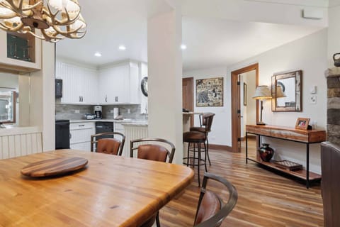 charter-e150-2663_54461560352_o