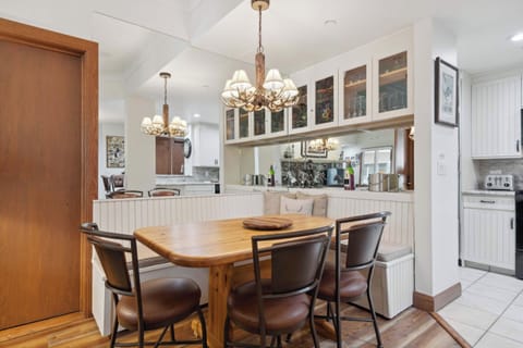 charter-e150-2658_54462393836_o