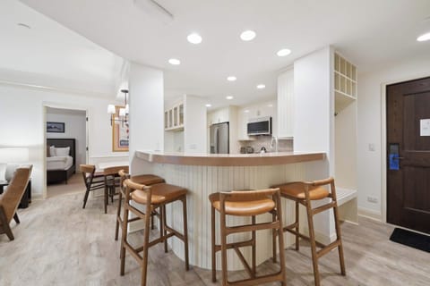 charter-c250-0563_54115759064_o