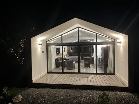 See all the way through the cabin with "window walls" at both ends.