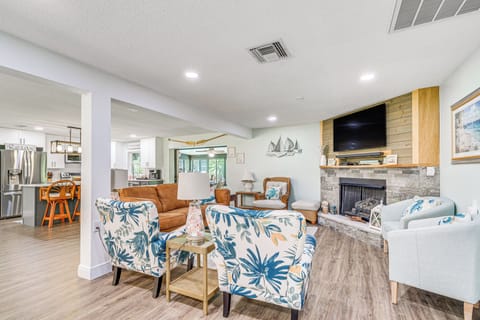 Living Room | Smart TV | WiFi | Gas Fireplace | Central A/C & Heat