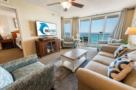 Living Room with Stunning Views☀️