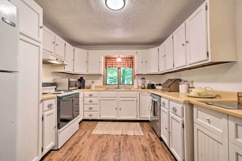 Kitchen | 1st Floor | Keurig Coffee Maker | Dishwasher