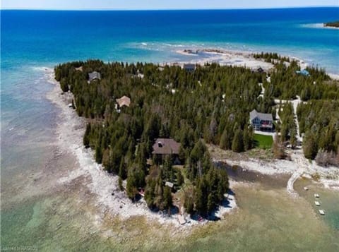 Welcome to DeLana, a stunningly private cottage surrounded by the gorgeous Lake Huron waterways - enjoy hiking, swimming, boating and many of the other Peninsula attractions - very close to the National Park. 