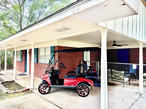 Holly Hideaway - located in the heart of Ocean Springs w free use of golf cart!