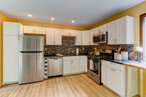 Kitchen (Main Floor)