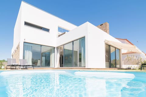 Private pool and modern white villa facade — Villa Melissa, holiday villa in Grândola