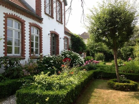 Front building view (2)