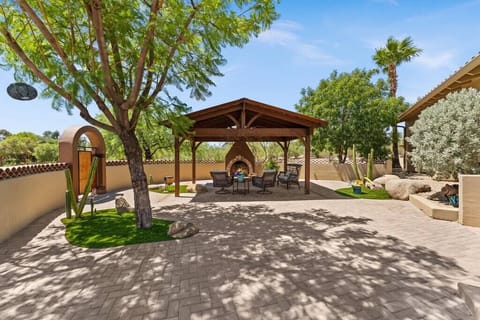 Courtyard for guests with Blackstone grill and dining area. 
