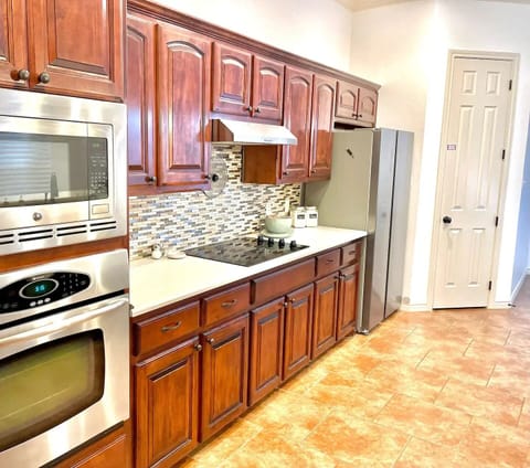 Spacious & modern kitchen with everything you need!