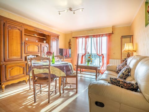 Furniture, Table, Wood, Couch, Building, Picture Frame, Interior Design, Chair, Floor, Comfort