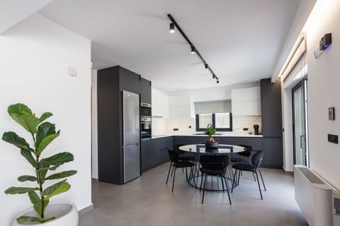 The fully equipped kitchen right next to it is equipped with built-in branded appliances.